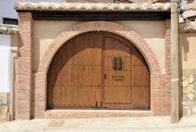 portón madera medio arco