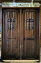 puerta doble madera con ventanucos y fijos