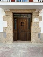 puerta calle madera con 2 fijos y montante