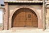 portón madera medio arco